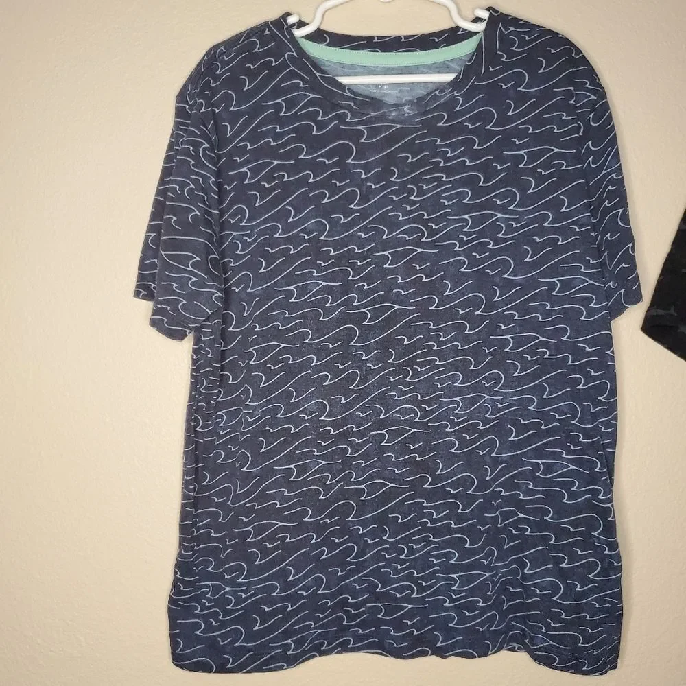 Old Navy Boys Blue Waves Black & Gray Shark Short Sleeve T-shirts Size Medium 8